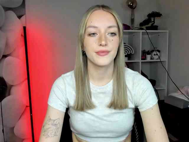 EvelynBlond26 webcam