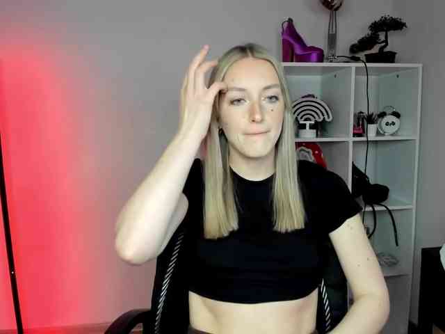 EvelynBlond26 webcam