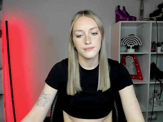 EvelynBlond26 webcam
