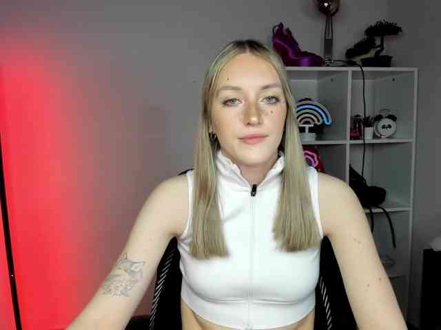 EvelynBlond26 webcam
