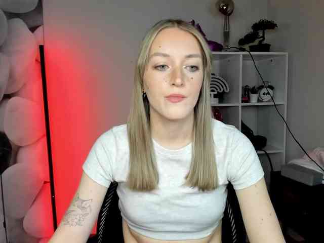 EvelynBlond26 webcam