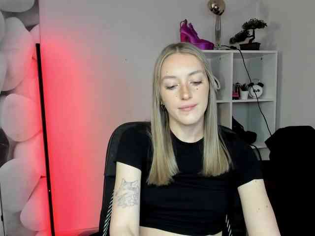 EvelynBlond26 webcam