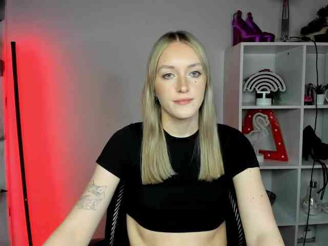 EvelynBlond26 webcam