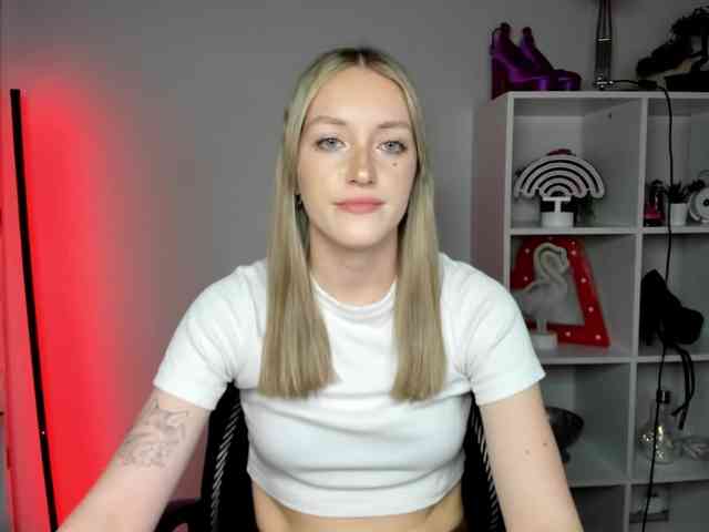 EvelynBlond26 webcam