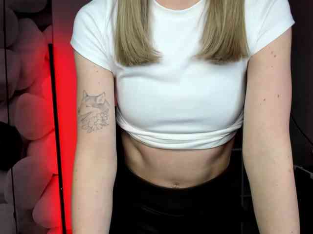 EvelynBlond26 webcam