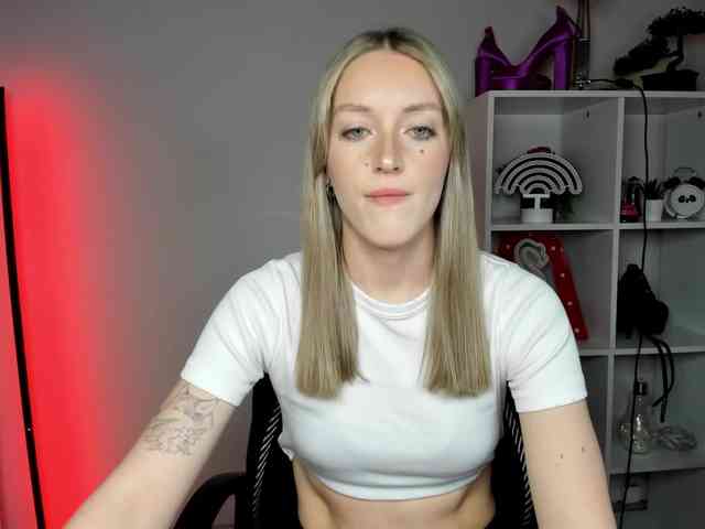 EvelynBlond26 webcam