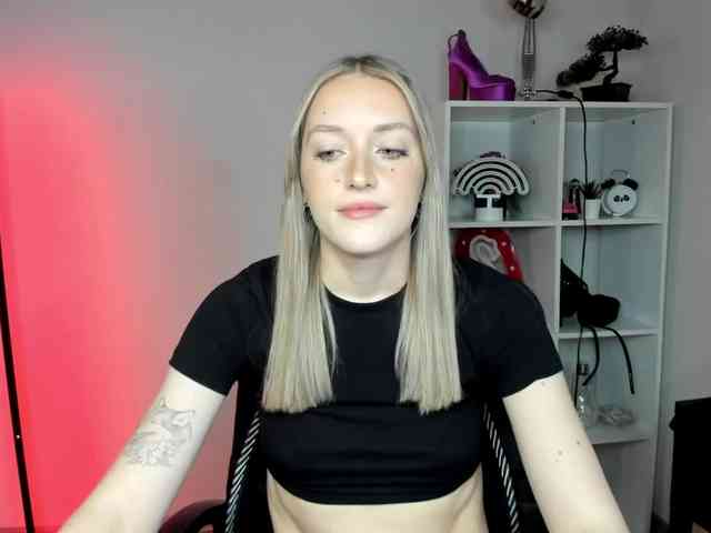 EvelynBlond26 webcam