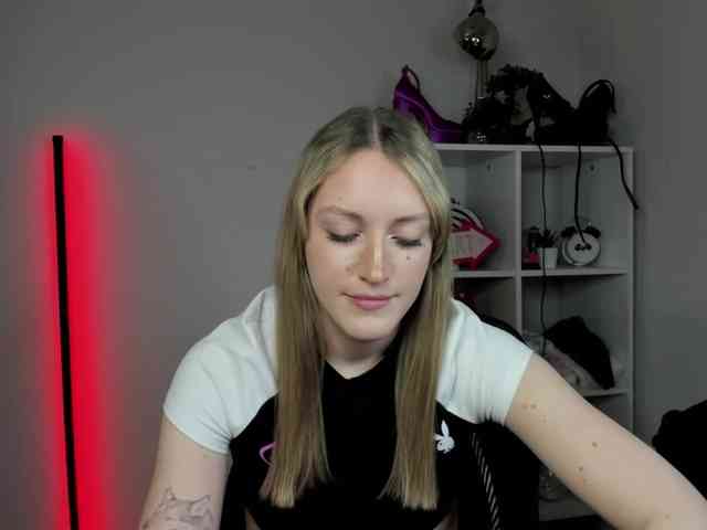 EvelynBlond Live Webcam on BongaCams