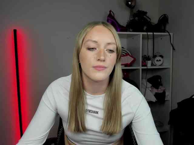 EvelynBlond Live Webcam on BongaCams