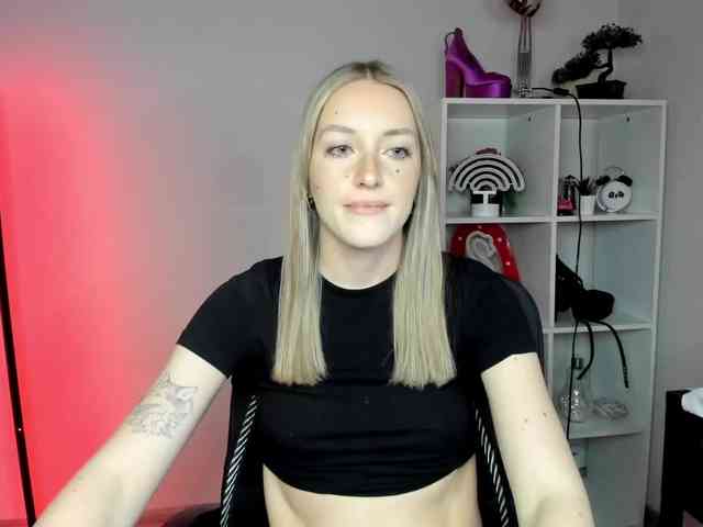 EvelynBlond26 webcam