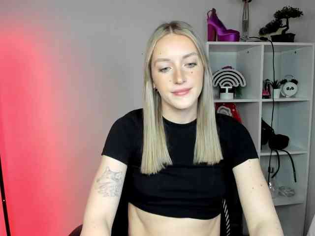 EvelynBlond26 webcam