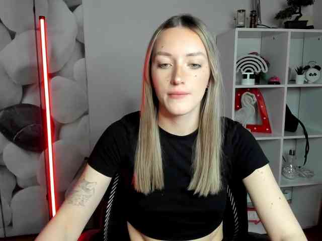 EvelynBlond26 webcam