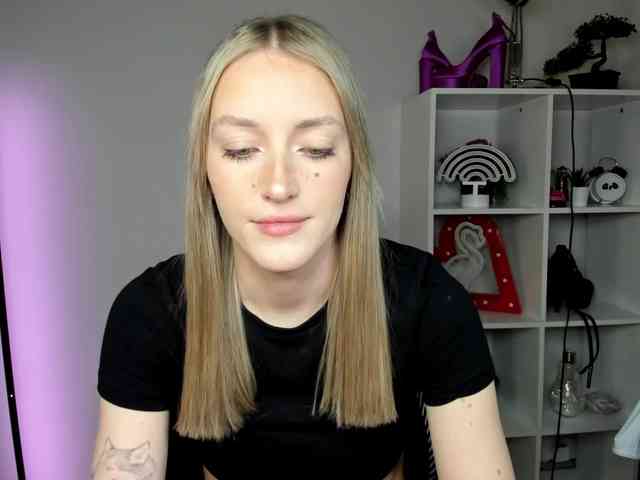 EvelynBlond26 webcam