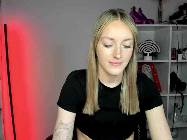 EvelynBlond26 webcam