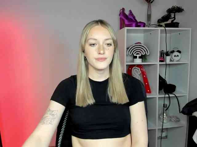 EvelynBlond26 webcam
