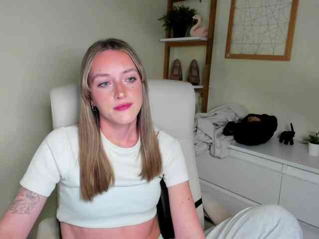 EvelynBlond26 webcam