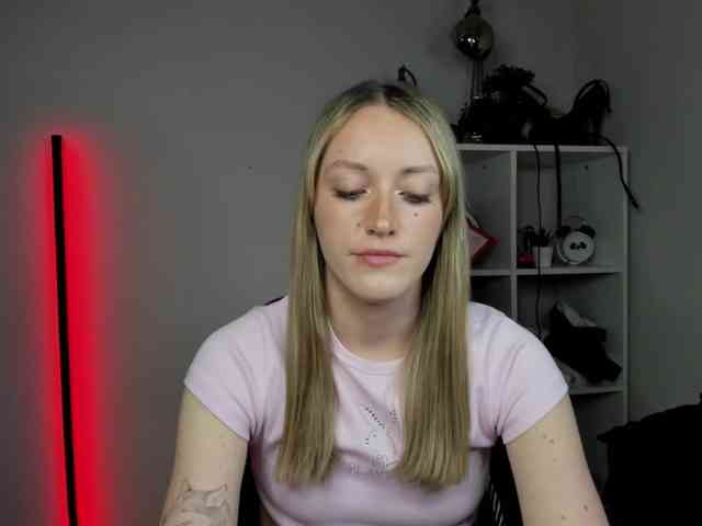 EvelynBlond26 webcam