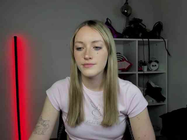 EvelynBlond26 webcam
