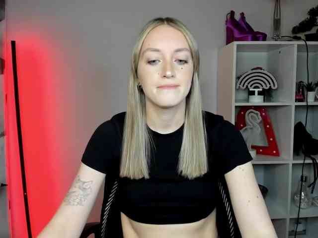 EvelynBlond26 webcam