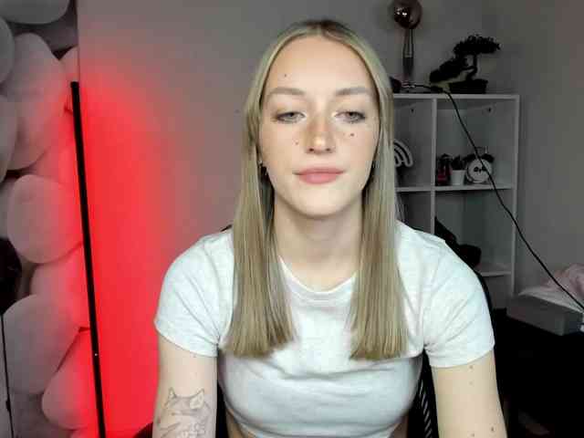 EvelynBlond26 webcam