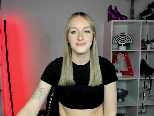 EvelynBlond26 webcam