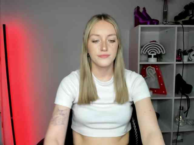 EvelynBlond26 webcam
