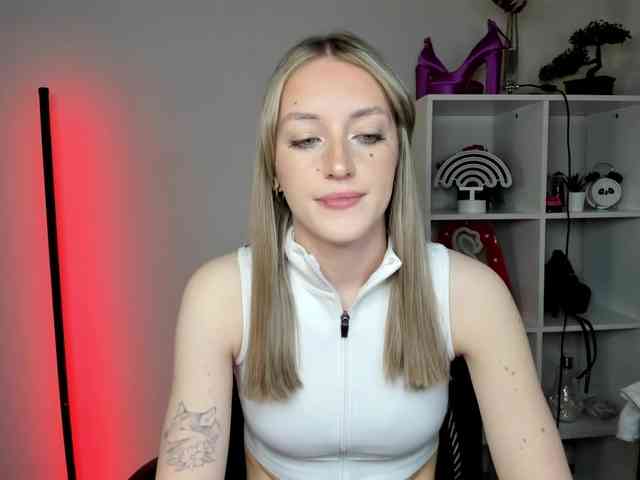 EvelynBlond26 webcam