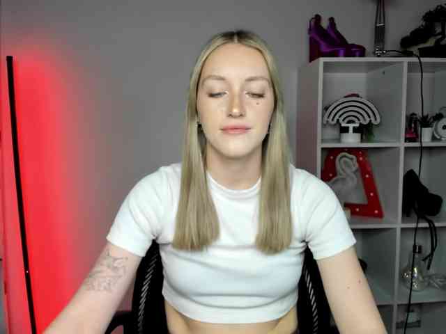 EvelynBlond26 webcam