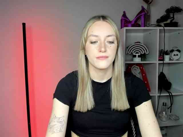 EvelynBlond26 webcam