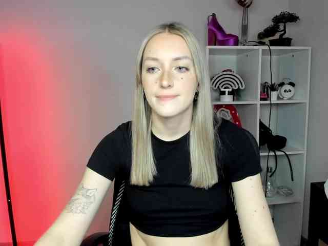 EvelynBlond26 webcam
