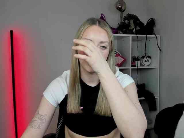 EvelynBlond26 webcam