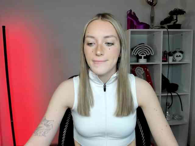 EvelynBlond26 webcam