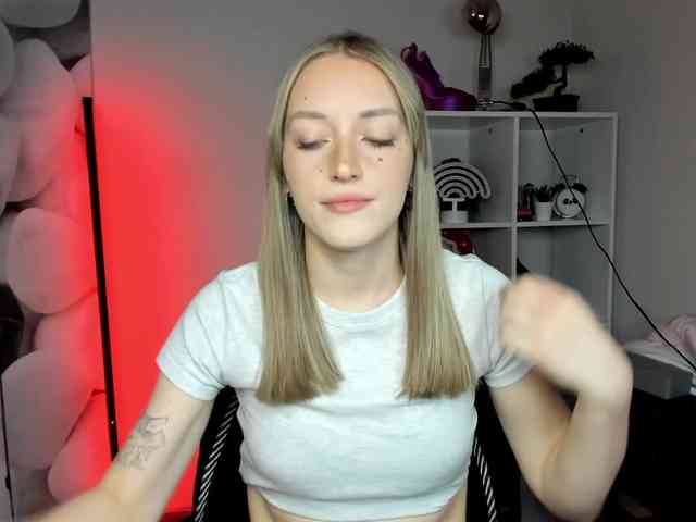 EvelynBlond26 webcam