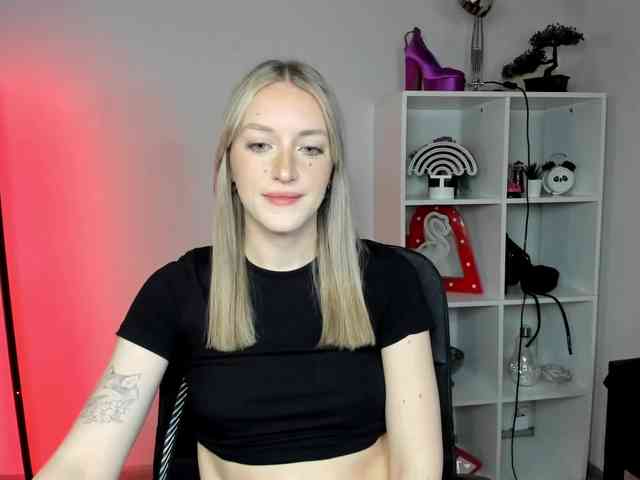 EvelynBlond26 webcam