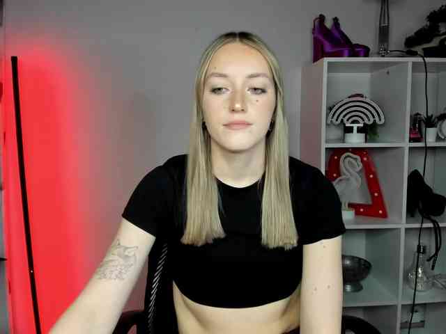 EvelynBlond26 webcam