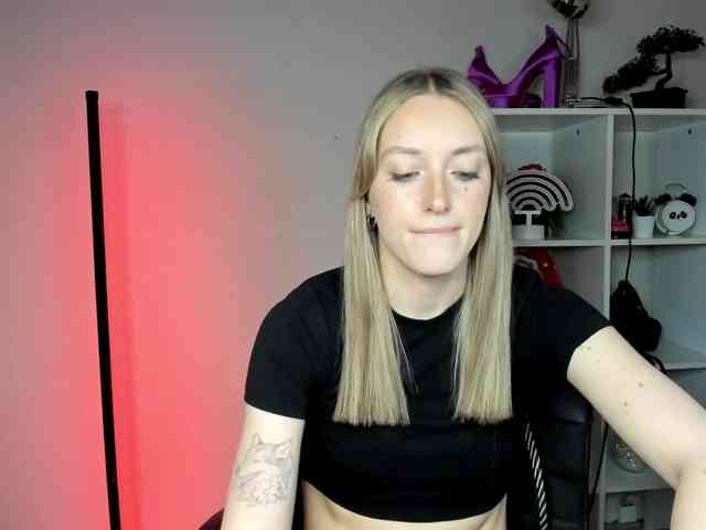 EvelynBlond26 webcam