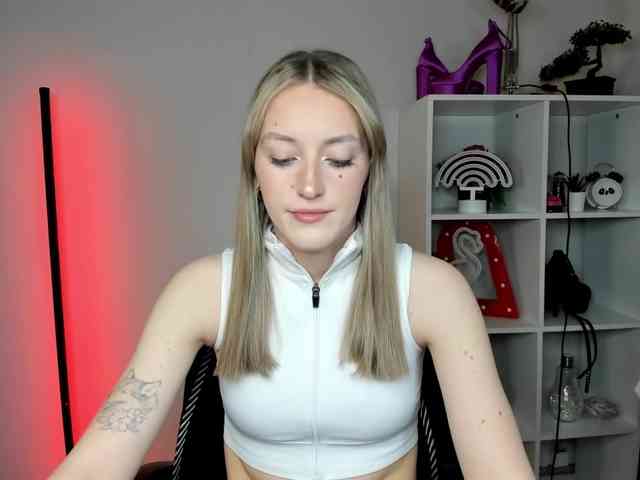 EvelynBlond26 webcam