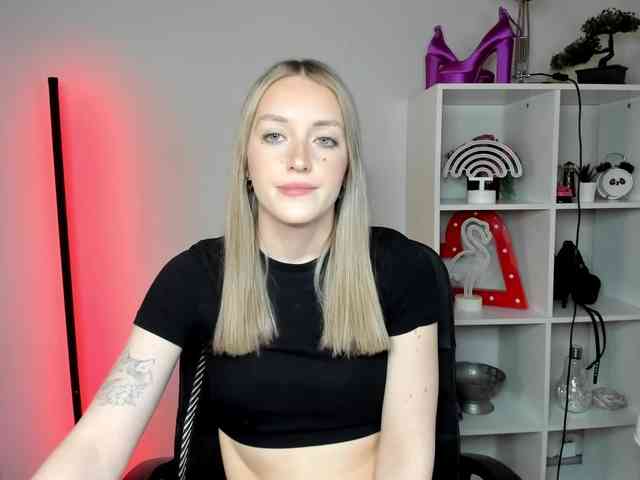EvelynBlond26 webcam