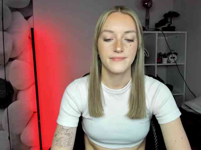 EvelynBlond26 webcam