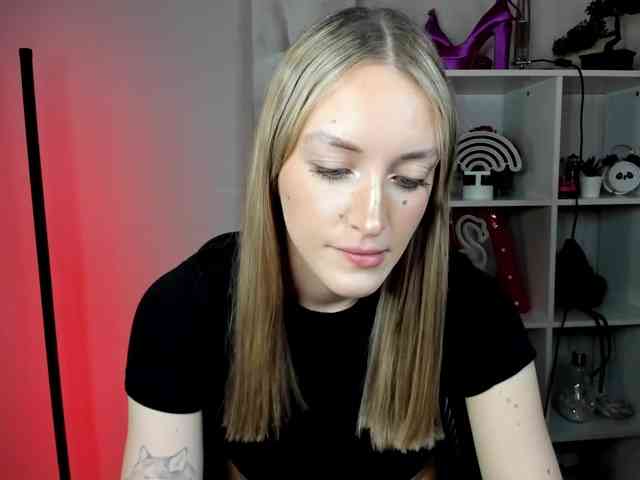 EvelynBlond26 webcam