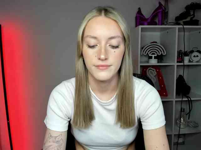 EvelynBlond26 webcam