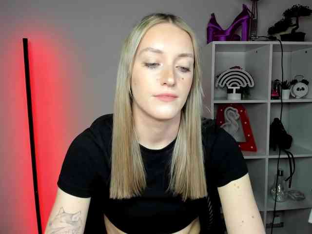 EvelynBlond26 webcam