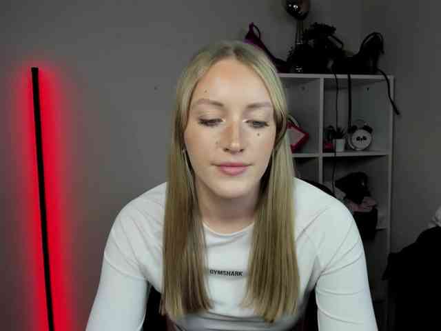 EvelynBlond26 webcam