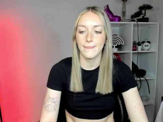 EvelynBlond26 webcam
