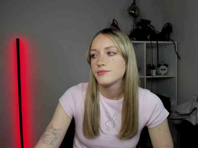 EvelynBlond26