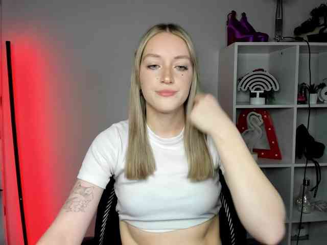 EvelynBlond26 webcam