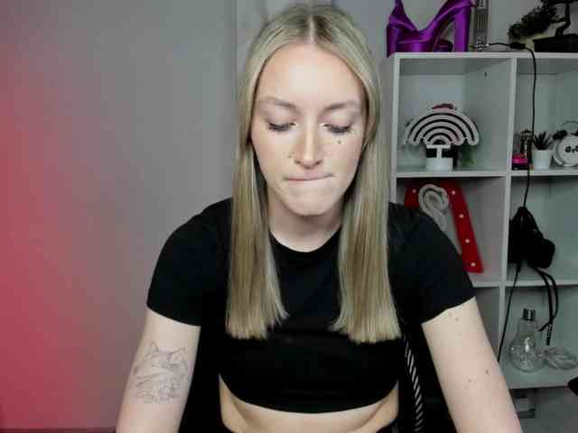 EvelynBlond26 webcam