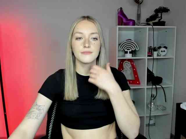 EvelynBlond26 webcam