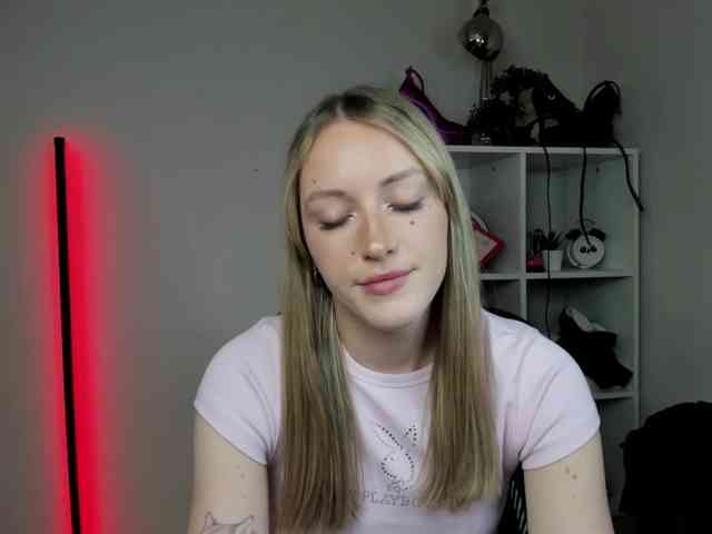 EvelynBlond Live Webcam on BongaCams