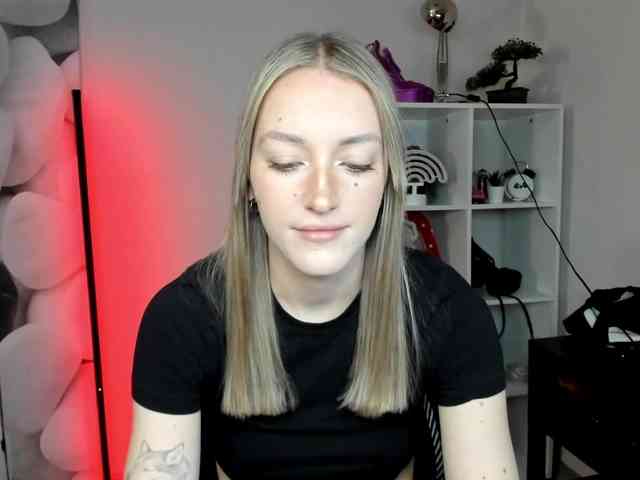 EvelynBlond26 webcam